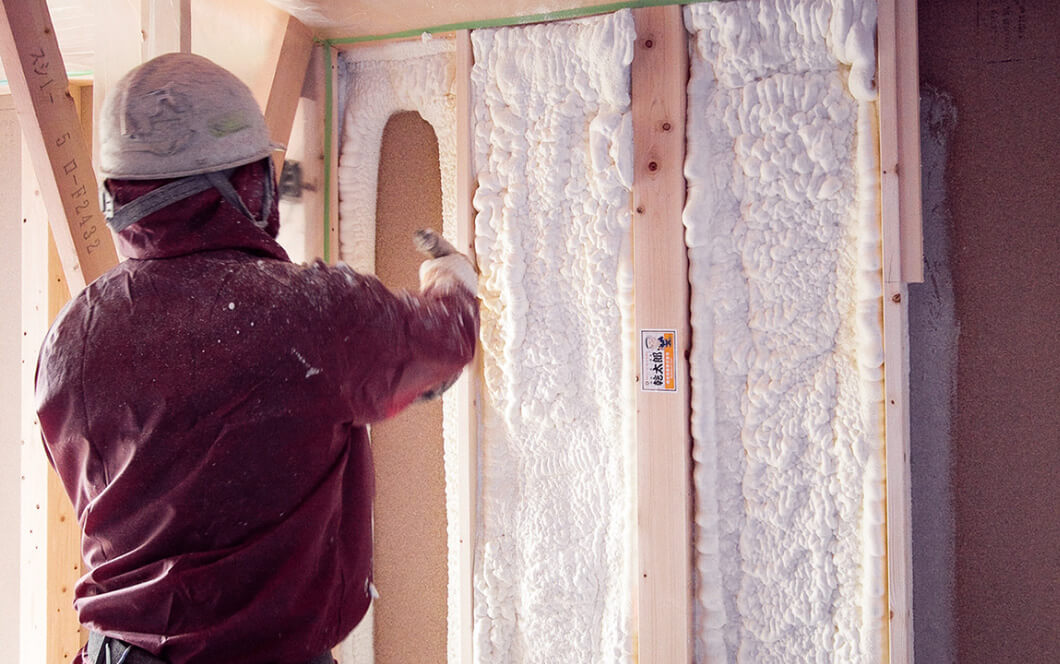 発砲ウレタン吹付断熱材の施工風景